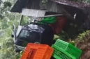 Saat longsor terjadi, satu unit mobil pikap yang melintas di lokasi ikut terdampak material yang turun dari tebing.( poto : metrojambi.com )
