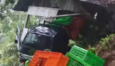 Saat longsor terjadi, satu unit mobil pikap yang melintas di lokasi ikut terdampak material yang turun dari tebing.( poto : metrojambi.com )