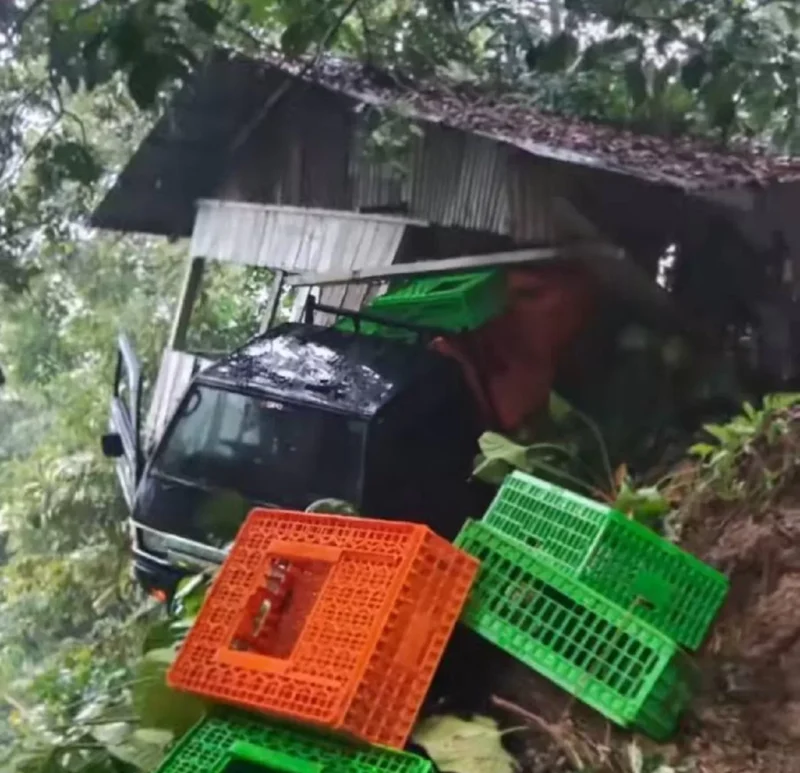 Saat longsor terjadi, satu unit mobil pikap yang melintas di lokasi ikut terdampak material yang turun dari tebing.( poto : metrojambi.com )