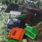 Saat longsor terjadi, satu unit mobil pikap yang melintas di lokasi ikut terdampak material yang turun dari tebing.( poto : metrojambi.com )