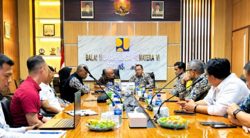 Bupati Bungo H. Dedy Putra mengikuti audiensi bersama jajaran BWSS VI Jambi dan pihak investor ( poto : jambiprima.com )