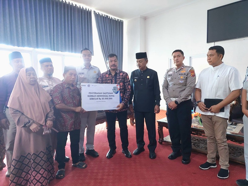 Wakil Bupati Tebo, Nazar Efendi(tengah),poto : jambi-independent.co.id )
