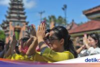 Umat Hindu di Pura Jambi menggelar persembahyangan Hari Raya Kuningan sebagai penutup rangkaian Galungan.( poto : halojambi.com )
