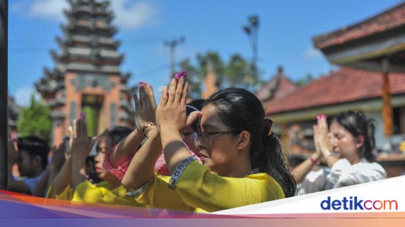 Umat Hindu di Pura Jambi menggelar persembahyangan Hari Raya Kuningan sebagai penutup rangkaian Galungan.( poto : halojambi.com )