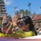 Umat Hindu di Pura Jambi menggelar persembahyangan Hari Raya Kuningan sebagai penutup rangkaian Galungan.( poto : halojambi.com )