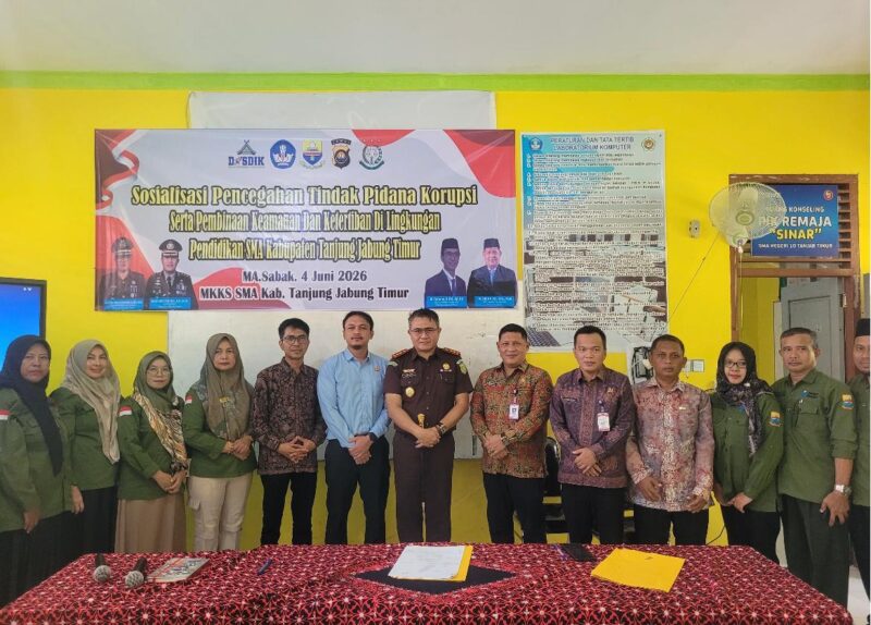 Kejaksaan Negeri Tanjung Jabung Timur Anto Widi Nugraha(tengah).( poto : jambilink.id )