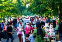 Warga memadati kawasan Car Free Day (CFD) di jalur dua Taman Bujang Upik, Bangko, Minggu (31/5/2026).( Poto : jambiprima.com )