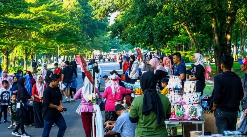 Warga memadati kawasan Car Free Day (CFD) di jalur dua Taman Bujang Upik, Bangko, Minggu (31/5/2026).( Poto : jambiprima.com )
