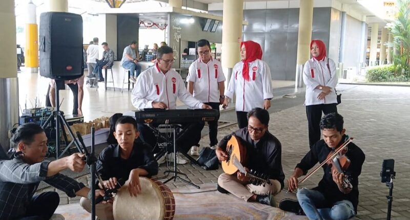 flashmob musik Bandara Jambi berlangsung meriah di Bandara Sultan Thaha Jambi pada Rabu, 10 Juni 2026.( poto : jambiekspres.co.id )