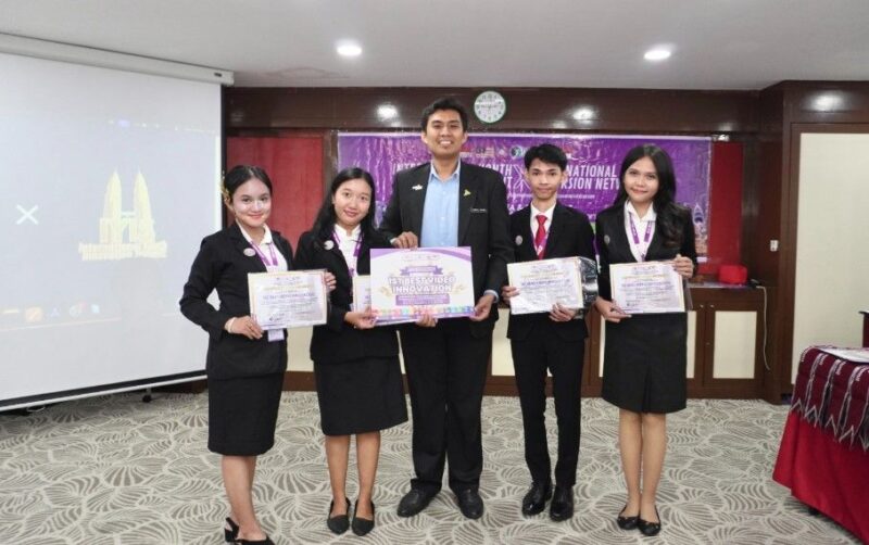 Tim EYECONIC beranggotakan Elgradcia Mellissa dari UNJA, Ilham Riennardi dari IPB University, Elyta Yoja Novita Syafara dari Universitas Negeri Malang, dan Bintang Okta Anggradewi dari SMK 1 Mas Ubud.( poto : jambiprima.com )