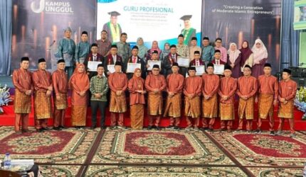 UIN STS Jambi mengukuhkan 986 guru profesional PPG Batch 4 2025 di Auditorium Chatib Quzwain, menegaskan kompetensi dan integritas guru.