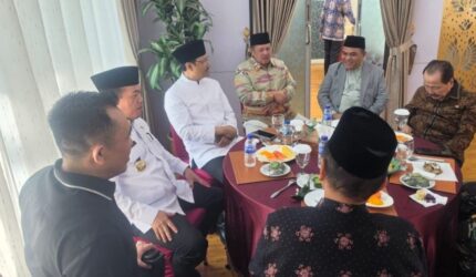Rektor UIN STS Jambi mendampingi Mensos RI meninjau Open House Sekolah Rakyat untuk memperluas akses pendidikan di Jambi.