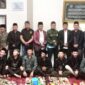 poto bersama setelah melakukan pengajian adat di Kerinci.( poto : Hesty )