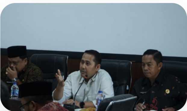 Rapat Harga TBS di Merangin, Bupati M. Syukur Semprot Perusahaan Sawit: Ini Preseden Buruk!( poto : jambiekspres.co.id)