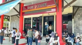 Antrean Nasabah Bank Jambi sekitar sebulan yang lalu( Poto : jambibitnews.id )