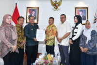 Dr. dr. H. Maulana, M.KM., bersama Ketua DPRD Kota Jambi Kemas Faried Alfarelly, SE, menyerahkan surat permohonan pencabutan pemblokiran tanah( poto : istimewa )