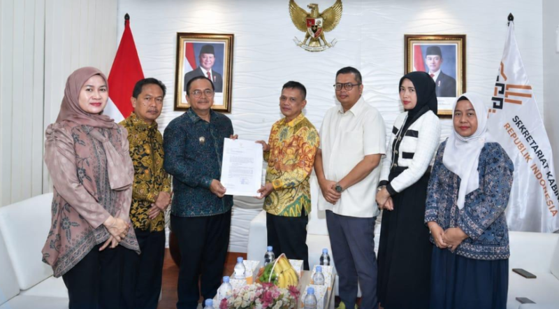 Dr. dr. H. Maulana, M.KM., bersama Ketua DPRD Kota Jambi Kemas Faried Alfarelly, SE, menyerahkan surat permohonan pencabutan pemblokiran tanah( poto : istimewa )