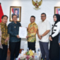 Dr. dr. H. Maulana, M.KM., bersama Ketua DPRD Kota Jambi Kemas Faried Alfarelly, SE, menyerahkan surat permohonan pencabutan pemblokiran tanah( poto : istimewa )