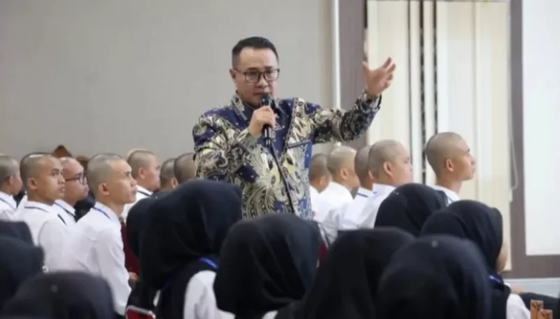 Wali Kota Sungai Penuh, Alfin, menantang para Calon Pegawai Negeri Sipil (CPNS) untuk meninggalkan zona nyaman dan membangun pola kerja baru yang lebih adaptif.( poto : jambione.com )