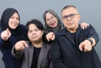 Prof Mairizal (kanan) resmi menjadi Guru Besar UNJA.( poto : jambione.com)