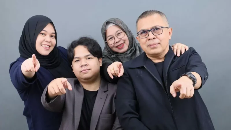 Prof Mairizal (kanan) resmi menjadi Guru Besar UNJA.( poto : jambione.com)