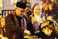 Kehadiran Wako Alfin dan Ketua TP-PKK Kota Sungai Penuh Sri Kartini Alfin di sambut dengan Tarian Sekpur Sirih.( poto : Istimewa )