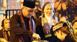 Kehadiran Wako Alfin dan Ketua TP-PKK Kota Sungai Penuh Sri Kartini Alfin di sambut dengan Tarian Sekpur Sirih.( poto : Istimewa )