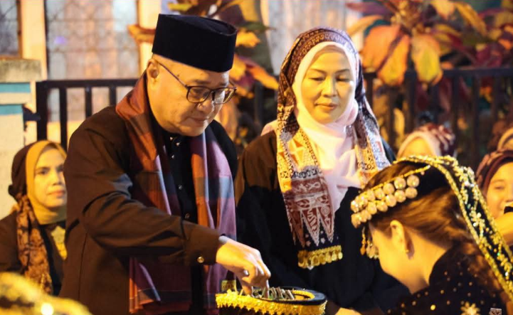 Kehadiran Wako Alfin dan Ketua TP-PKK Kota Sungai Penuh Sri Kartini Alfin di sambut dengan Tarian Sekpur Sirih.( poto : Istimewa )