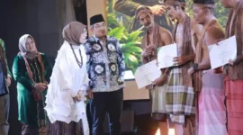 Drs. H. Anwar Sadat, M.Ag., menghadiri Festival Raden Hamzah 2026 bertema Rimba yang Bersuara di Aula Kantor RRI Telanai, Jambi, Sabtu malam (27/6/2026).( poto : tribunjambi.com )