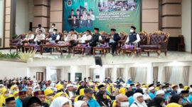 Kepulangan jemaah haji Jambi Kloter BTH-13 disambut haru di Asrama Haji Jambi.( poto : infojambi.com )