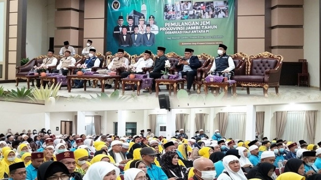 Kepulangan jemaah haji Jambi Kloter BTH-13 disambut haru di Asrama Haji Jambi.( poto : infojambi.com )