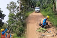 Tampak beberapa orang petugas PLN sedang memperbaiki kabel yang putus( poto : infojambi.com )