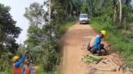 Tampak beberapa orang petugas PLN sedang memperbaiki kabel yang putus( poto : infojambi.com )