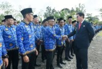 Bupati Belitung Timur (Beltim), Kamarudin Muten resmi melantik sebanyak 1.196 Pegawai Pemerintah dengan Perjanjian Kerja (PPPK). ( poto : dok.Pemkab Belitung Timur )