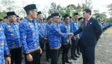 Bupati Belitung Timur (Beltim), Kamarudin Muten resmi melantik sebanyak 1.196 Pegawai Pemerintah dengan Perjanjian Kerja (PPPK). ( poto : dok.Pemkab Belitung Timur )