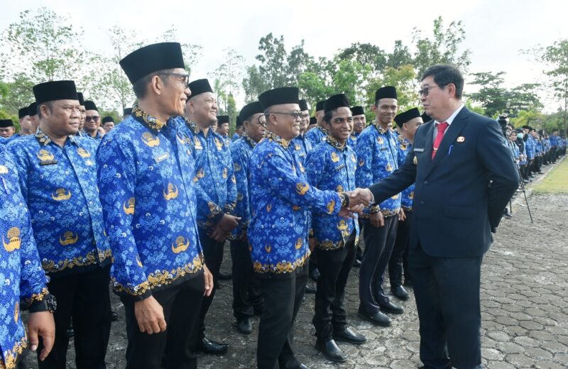 Bupati Belitung Timur (Beltim), Kamarudin Muten resmi melantik sebanyak 1.196 Pegawai Pemerintah dengan Perjanjian Kerja (PPPK). ( poto : dok.Pemkab Belitung Timur )