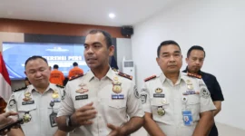 Kepala Kanwil Ditjen Imigrasi Jambi Petrus Teguh Aprianto saat memberikan keterangan kepada awak media( poto : metrojambi.com )
