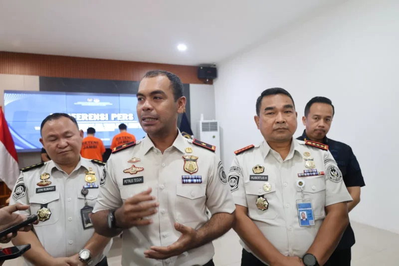 Kepala Kanwil Ditjen Imigrasi Jambi Petrus Teguh Aprianto saat memberikan keterangan kepada awak media( poto : metrojambi.com )
