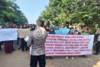 Ratusan warga Lubuk Raman demo PT Surya Unggas Mandiri di Muaro Jambi, tuntut penutupan. ( Poto : jambione.com )