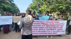 Ratusan warga Lubuk Raman demo PT Surya Unggas Mandiri di Muaro Jambi, tuntut penutupan. ( Poto : jambione.com )