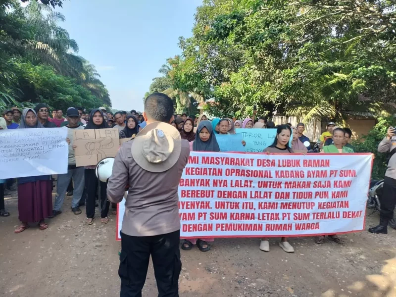 Ratusan warga Lubuk Raman demo PT Surya Unggas Mandiri di Muaro Jambi, tuntut penutupan. ( Poto : jambione.com )