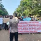 Ratusan warga Lubuk Raman demo PT Surya Unggas Mandiri di Muaro Jambi, tuntut penutupan. ( Poto : jambione.com )