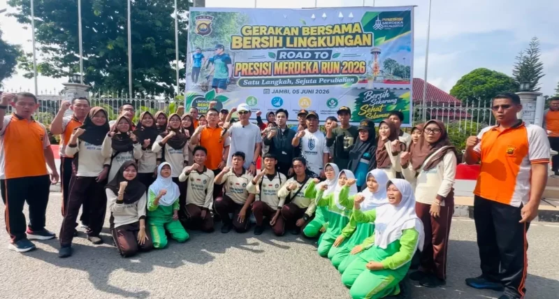 Polda Jambi menggelar gerakan bersih lingkungan Jambi melalui kegiatan bertajuk Satu Langkah, Sejuta Perubahan( poto :jambione.com )