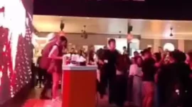 Penampilan DJ perempuan di Cafe Oris Kuala Tungkal, Kabupaten Tanjabbar.( poto : metrojambi.com )