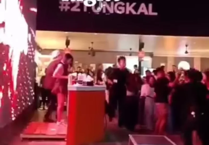 Penampilan DJ perempuan di Cafe Oris Kuala Tungkal, Kabupaten Tanjabbar.( poto : metrojambi.com )