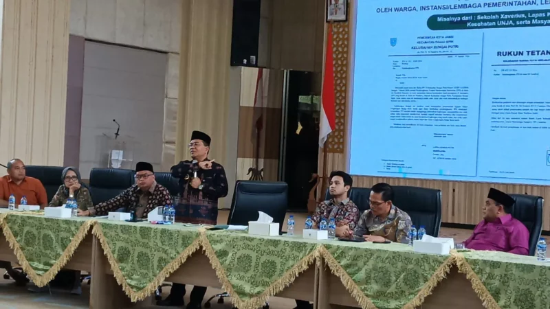 Wali Kota Jambi, Maulana menghentikan penutupan TPS. Dialog Publik Pengelolaan Sampah Kota Jambi di Aula Griya Mayang, Rumah Dinas Wali Kota Jambi, Sabtu (13/6/2026).( poto : metrojambi.com )