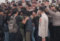 Serikat Mahasiswa Jambi aksi di DPRD Jambi menyoroti MBG, ekonomi nasional, dan kebijakan pemerintah yang dinilai perlu evaluasi.( poto : metrojambi.com )