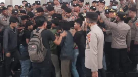 Serikat Mahasiswa Jambi aksi di DPRD Jambi menyoroti MBG, ekonomi nasional, dan kebijakan pemerintah yang dinilai perlu evaluasi.( poto : metrojambi.com )