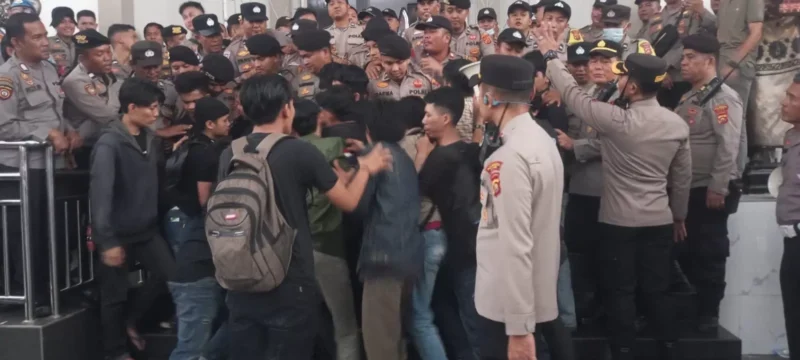 Serikat Mahasiswa Jambi aksi di DPRD Jambi menyoroti MBG, ekonomi nasional, dan kebijakan pemerintah yang dinilai perlu evaluasi.( poto : metrojambi.com )