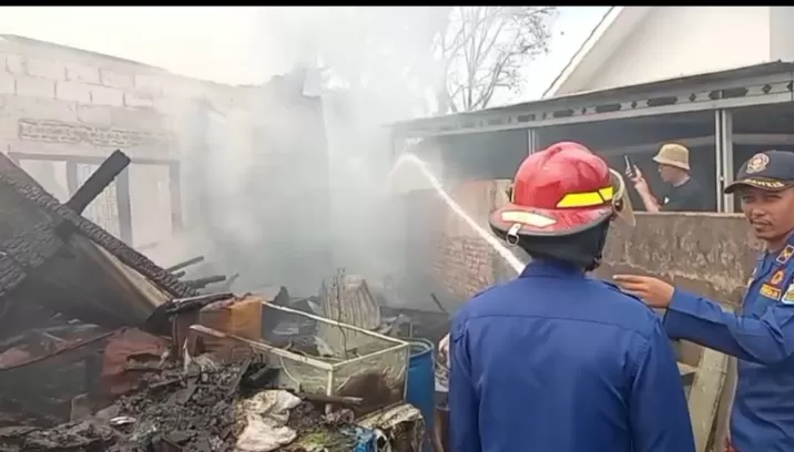 Apotek dan Toko Buah di Tempino Hangus Terbakar.( poto : jambione.com )